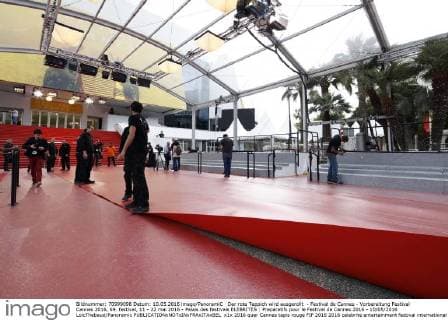 Der rote Teppich wird ausgerollt - Festival de Cannes - Vorbereitung Festival Cannes 2016, 69. festival, 11 - 22 mai 2016 - Palais des festivals ELEBRITES : Preparatifs pour le Festival de Cannes 2016 - 10 05 2016 LoicThebaud Panoramic 