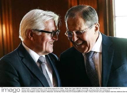Bilder des Tages BERLIN, GERMANY. MAY 11, 2016. Germany s federal minister for foreign affairs Frank Walter Steinmeier (L) and Russia s minister of foreign affairs Sergei Lavrov talk at a Normandy Four meeting to discuss the situation in east Ukraine. Alexander Shcherbak TASS  TS022779