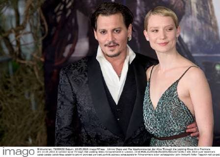 Johnny Depp und Mia Wasikowska bei der Alice Through the Looking Glass Kino Premiere am 10.05.2016 in London Alice Through the Looking Glass Kinopremiere in London, 2016 