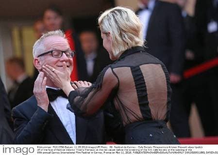 69. Festival de Cannes - Cafe Society Filmpremiere Kristen Stewart wipes lipstick off of the face of Festival Director Thierry Fremaux on the red carpet before the screening of the film Cafe Society at the opening of the 69th annual Cannes International Film Festival in Cannes, France on May 11, 2016.  CAN20160511801 DAVIDxSILPA