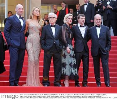 69. Festival de Cannes - Cafe Society Filmpremiere (From L to R) Corey Stoll, Blake Lively, Woody Allen, Kristen Stewart, Jesse Eisenberg and Festival Director Pierre Lescure arrive on the steps of the Palais des Festivals before the screening of the film Cafe Society at the opening of the 69th annual Cannes International Film Festival in Cannes, France on May 11, 2016.  CAN20160511802 DAVIDxSILPA