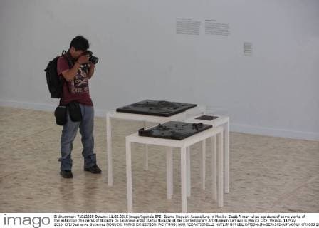 Isamu Noguchi Ausstellung in Mexiko-Stadt A man takes a picture of some works of the exhibition The parks of Noguchi by Japanese artist Isamu Noguchi at the Contemporary Art Museum Tamayo in Mexico City, Mexico, 11 May 2016. EFE Sashenka Gutierrez NOGUCHI PARKS EXHIBITION !ACHTUNG: NUR REDAKTIONELLE NUTZUNG!  CMX003 20160511-635986027955754904