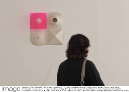 Isamu Noguchi Ausstellung in Mexiko-Stadt A woman observes a work at the exhibition The parks of Noguchi by Japanese artist Isamu Noguchi at the Contemporary Art Museum Tamayo in Mexico City, Mexico, 11 May 2016. EFE Sashenka Gutierrez NOGUCHI PARKS EXHIBITION !ACHTUNG: NUR REDAKTIONELLE NUTZUNG!  CMX005 20160511-635986028618286904
