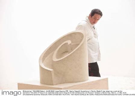 Isamu Noguchi Ausstellung in Mexiko-Stadt A man observes a work at the exhibition The parks of Noguchi by Japanese artist Isamu Noguchi at the Contemporary Art Museum Tamayo in Mexico City, Mexico, 11 May 2016. EFE Sashenka Gutierrez NOGUCHI PARKS EXHIBITION !ACHTUNG: NUR REDAKTIONELLE NUTZUNG!  CMX006 20160511-635986028676474904