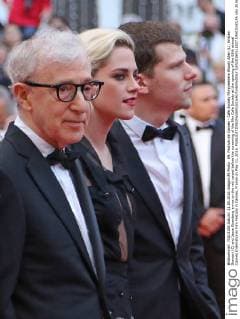 69. Festival de Cannes - Cafe Society Filmpremiere Woody Allen (L), Kristen Stewart (C) and Jesse Eisenberg arrive on the red carpet before the screening of the film Cafe Society at the opening of the 69th annual Cannes International Film Festival in Cannes, France on May 11, 2016.  CAN20160511827 DAVIDxSILPA