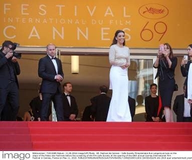 69. Festival de Cannes - Cafe Society Filmpremiere Eva Longoria arrives on the steps of the Palais des Festivals before the screening of the film Cafe Society at the opening of the 69th annual Cannes International Film Festival in Cannes, France on May 11, 2016.  CAN20160511832 DAVIDxSILPA