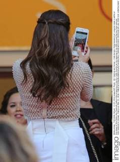 69. Festival de Cannes - Cafe Society Filmpremiere Eva Longoria takes a selfie on the steps of the Palais des Festivals before the screening of the film Cafe Society at the opening of the 69th annual Cannes International Film Festival in Cannes, France on May 11, 2016.  CAN20160511833 DAVIDxSILPA