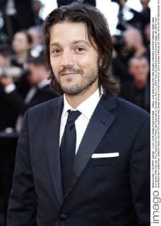 Diego Luna attending the Cafe Society premiere and the Opening Night Gala during the 69th Cannes Film Festival at the Palais des Festivals in Cannes on May 11, 2016 Foto:xD.xBedrosianx xFuturexImage