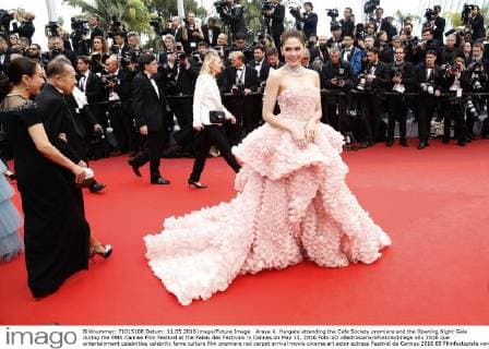 Araya A. Hargate attending the Cafe Society premiere and the Opening Night Gala during the 69th Cannes Film Festival at the Palais des Festivals in Cannes on May 11, 2016 Foto:xD.xBedrosianx xFuturexImage