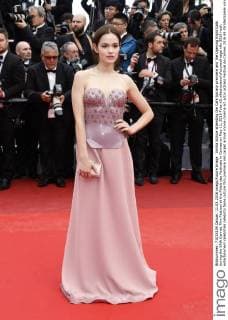 Emilia Schüle attending the Cafe Society premiere and the Opening Night Gala during the 69th Cannes Film Festival at the Palais des Festivals in Cannes on May 11, 2016 Foto:xD.xBedrosianx xFuturexImage