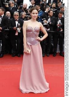 Emilia Schüle attending the Cafe Society premiere and the Opening Night Gala during the 69th Cannes Film Festival at the Palais des Festivals in Cannes on May 11, 2016 Foto:xD.xBedrosianx xFuturexImage