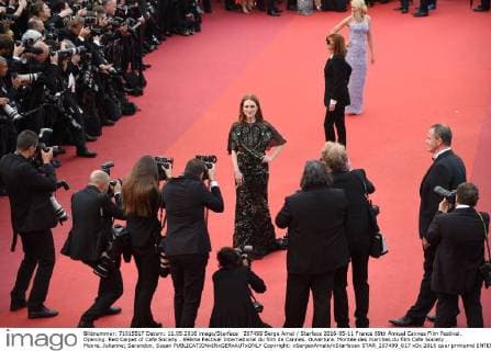 207499 Serge Arnal Starface 2016-05-11 France 69th Annual Cannes Film Festival. Opening. Red Carpet of Cafe Society . 69ème Festival International du film de Cannes. Ouverture. Montée des marches du film Cafe Society . Moore, Julianne; Sarandon, Susan  Copyright: xSergexArnalx xStarfacex STAR_207499_017