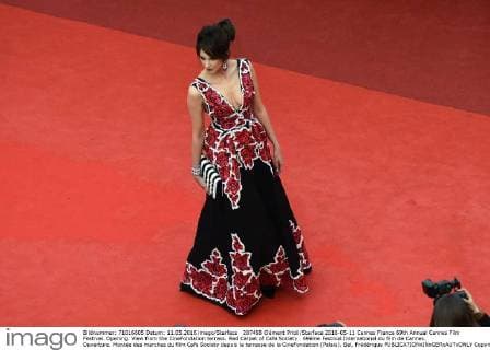 207498 Clément Prioli Starface 2016-05-11 Cannes France 69th Annual Cannes Film Festival. Opening. View from the CineFondation terrass. Red Carpet of Cafe Society . 69ème Festival International du film de Cannes. Ouverture. Montée des marches du film Cafe Society depuis la terrasse de la CineFondation (Palais). Bel, Frédérique  Copyright: xClémentxPriolix STAR_207498_009