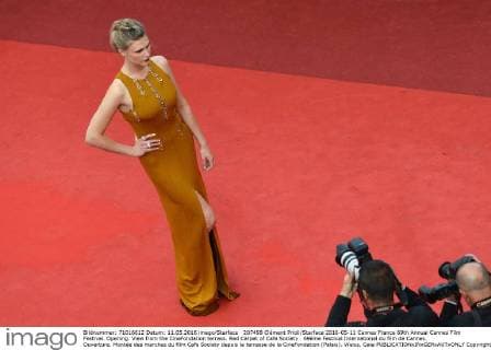 207498 Clément Prioli Starface 2016-05-11 Cannes France 69th Annual Cannes Film Festival. Opening. View from the CineFondation terrass. Red Carpet of Cafe Society . 69ème Festival International du film de Cannes. Ouverture. Montée des marches du film Cafe Society depuis la terrasse de la CineFondation (Palais). Weiss, Gaia  Copyright: xClémentxPriolix STAR_207498_016