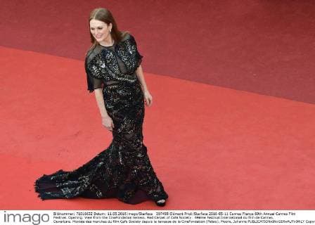 207498 Clément Prioli Starface 2016-05-11 Cannes France 69th Annual Cannes Film Festival. Opening. View from the CineFondation terrass. Red Carpet of Cafe Society . 69ème Festival International du film de Cannes. Ouverture. Montée des marches du film Cafe Society depuis la terrasse de la CineFondation (Palais). Moore, Julianne  Copyright: xClémentxPriolix STAR_207498_036