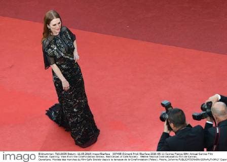 207498 Clément Prioli Starface 2016-05-11 Cannes France 69th Annual Cannes Film Festival. Opening. View from the CineFondation terrass. Red Carpet of Cafe Society . 69ème Festival International du film de Cannes. Ouverture. Montée des marches du film Cafe Society depuis la terrasse de la CineFondation (Palais). Moore, Julianne  Copyright: xClémentxPriolix STAR_207498_039