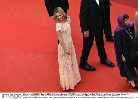 207498 Clément Prioli Starface 2016-05-11 Cannes France 69th Annual Cannes Film Festival. Opening. View from the CineFondation terrass. Red Carpet of Cafe Society . 69ème Festival International du film de Cannes. Ouverture. Montée des marches du film Cafe Society depuis la terrasse de la CineFondation (Palais). Paradis, Vanessa  Copyright: xClémentxPriolix STAR_207498_079