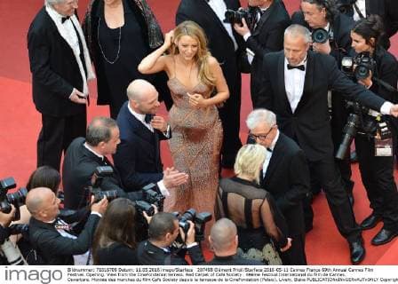 207498 Clément Prioli Starface 2016-05-11 Cannes France 69th Annual Cannes Film Festival. Opening. View from the CineFondation terrass. Red Carpet of Cafe Society . 69ème Festival International du film de Cannes. Ouverture. Montée des marches du film Cafe Society depuis la terrasse de la CineFondation (Palais). Lively, Blake  Copyright: xClémentxPriolix STAR_207498_088