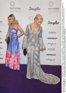 DUFTSTARS -Deutscher Parfumpreis 2016 Xenia Seeberg, Isabel Edvardsson Ankunft zur Verleihung der Duftstars- Deutscher Parfumpreis 2016 im Kraftwerk Mitte in Berlin, 12.05.2016
