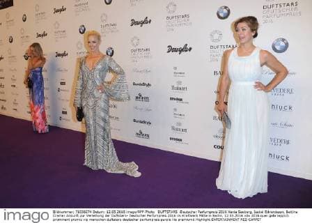 DUFTSTARS -Deutscher Parfumpreis 2016 Xenia Seeberg, Isabel Edvardsson, Bettina Cramer Ankunft zur Verleihung der Duftstars- Deutscher Parfumpreis 2016 im Kraftwerk Mitte in Berlin, 12.05.2016