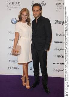 DUFTSTARS -Deutscher Parfumpreis 2016 Caroline Beil mit Freund Philipp Sattler Ankunft zur Verleihung der Duftstars- Deutscher Parfumpreis 2016 im Kraftwerk Mitte in Berlin, 12.05.2016