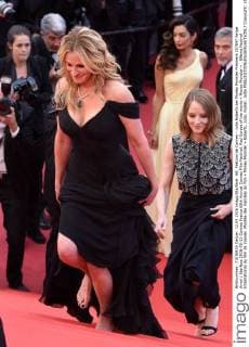 69. Festival de Cannes - Julia Roberts bei Money Monster Premiere 207547 Serge Arnal Starface 2016-05-12 Cannes France 69th Annual Cannes Film Festival. Red Carpet of the movie « Money Monster » . 69ème Festival International du film de Cannes. Montée des marches du film « Money Monster » Roberts, Julia; Foster, Jodie  Copyright: xSergexArnalx xStarfacex STAR_207547_059