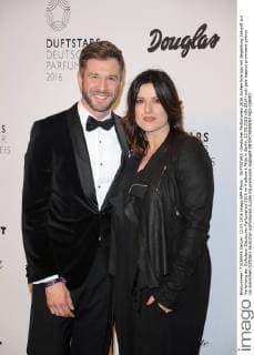 DUFTSTARS -Deutscher Parfumpreis 2016 Jochen Schropp mit Begleitung Ankunft zur Verleihung der Duftstars- Deutscher Parfumpreis 2016 im Kraftwerk Mitte in Berlin, 12.05.2016