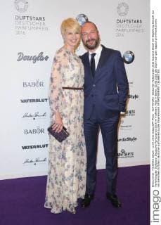 DUFTSTARS -Deutscher Parfumpreis 2016 Susanne Atwell mit Begleitung Ankunft zur Verleihung der Duftstars- Deutscher Parfumpreis 2016 im Kraftwerk Mitte in Berlin, 12.05.2016