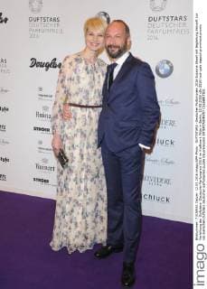 DUFTSTARS -Deutscher Parfumpreis 2016 Susanne Atwell mit Begleitung Ankunft zur Verleihung der Duftstars- Deutscher Parfumpreis 2016 im Kraftwerk Mitte in Berlin, 12.05.2016