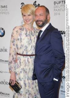 DUFTSTARS -Deutscher Parfumpreis 2016 Susanne Atwell mit Begleitung Ankunft zur Verleihung der Duftstars- Deutscher Parfumpreis 2016 im Kraftwerk Mitte in Berlin, 12.05.2016