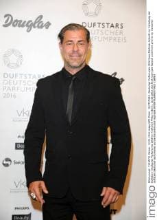 DUFTSTARS -Deutscher Parfumpreis 2016 Sven Martinek Ankunft zur Verleihung der Duftstars- Deutscher Parfumpreis 2016 im Kraftwerk Mitte in Berlin, 12.05.2016