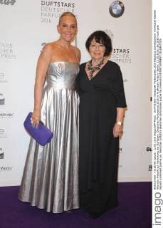 DUFTSTARS -Deutscher Parfumpreis 2016 Natascha Ochsenknecht mit Mutter Baerbel Wierichs Ankunft zur Verleihung der Duftstars- Deutscher Parfumpreis 2016 im Kraftwerk Mitte in Berlin, 12.05.2016