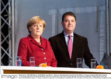 Neuss V.l. Bundeskanzlerin Angela Merkel (CDU) und Ansgar Heveling MdB (CDU) schauen in die Menge waehrend CDU-Generalsekretaer Hermann Groehe MdB (CDU) seine Eroeffnungsrede haelt bei Bundeskanzlerin Angela Merkel macht auf Ihrer Wahlkampftour Station in Neuss, 12.09.2013 Copyright: Hommes Eibner-Pressefoto EP_MHS