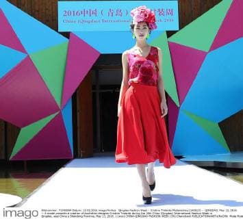 Qingdao Fashion Week - Cristina Tridente Modenschau (160513) -- QINGDAO, May 13, 2016 -- A model presents a creation of Australian designer Cristina Tridente during the 16th China (Qingdao) International Fashion Week in Qingdao, east China s Shandong Province, May 13, 2016. ) (wyo) CHINA-QINGDAO-FASHION WEEK (CN) ChenxJianli 