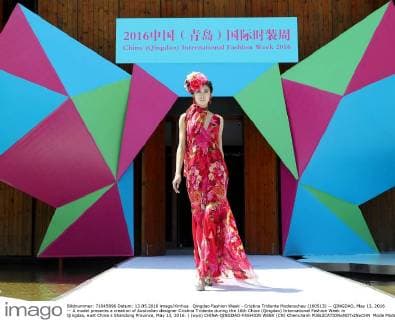 Qingdao Fashion Week - Cristina Tridente Modenschau (160513) -- QINGDAO, May 13, 2016 -- A model presents a creation of Australian designer Cristina Tridente during the 16th China (Qingdao) International Fashion Week in Qingdao, east China s Shandong Province, May 13, 2016. ) (wyo) CHINA-QINGDAO-FASHION WEEK (CN) ChenxJianli 