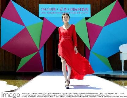 Qingdao Fashion Week - Cristina Tridente Modenschau (160513) -- QINGDAO, May 13, 2016 -- A model presents a creation of Australian designer Cristina Tridente during the 16th China (Qingdao) International Fashion Week in Qingdao, east China s Shandong Province, May 13, 2016. ) (wyo) CHINA-QINGDAO-FASHION WEEK (CN) ChenxJianli 