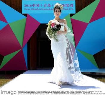 Qingdao Fashion Week - Cristina Tridente Modenschau (160513) -- QINGDAO, May 13, 2016 -- A model presents a creation of Australian designer Cristina Tridente during the 16th China (Qingdao) International Fashion Week in Qingdao, east China s Shandong Province, May 13, 2016. ) (wyo) CHINA-QINGDAO-FASHION WEEK (CN) ChenxJianli 