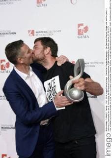 Deutscher Musikautorenpreis - Die Gewinner Marcus Staiger und Marten Laciny Marteria Marsimoto bei der 8. Verleihung des Deutschen Musikautorenpreises 2016 im Hotel Ritz-Carlton. Berlin, 12.05.2016 Foto:xFredericx xFuturexImage