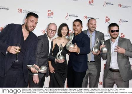Deutscher Musikautorenpreis - Die Gewinner Simon Müller-Lerch, Cecil Remmler, Elif Demirezer, Andreas Bourani, Marek Pompetzki und Paul NZA bei der 8. Verleihung des Deutschen Musikautorenpreises 2016 im Hotel Ritz-Carlton. Berlin, 12.05.2016 Foto:xFredericx xFuturexImage