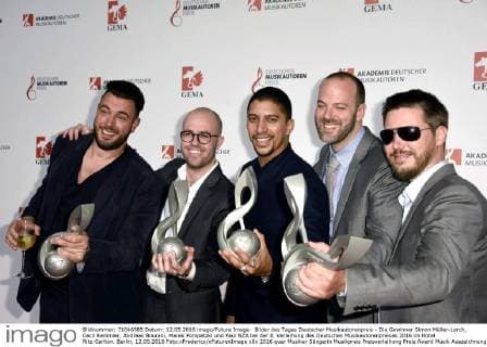 Bilder des Tages Deutscher Musikautorenpreis - Die Gewinner Simon Müller-Lerch, Cecil Remmler, Andreas Bourani, Marek Pompetzki und Paul NZA bei der 8. Verleihung des Deutschen Musikautorenpreises 2016 im Hotel Ritz-Carlton. Berlin, 12.05.2016 Foto:xFredericx xFuturexImage