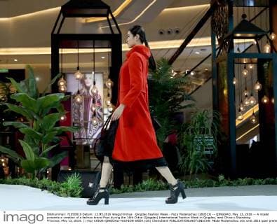 Qingdao Fashion Week - Pozo Modenschau (160513) -- QINGDAO, May 13, 2016 -- A model presents a creation of a fashion brand Pozo during the 16th China (Qingdao) International Fashion Week in Qingdao, east China s Shandong Province, May 13, 2016. ) (mp) CHINA-QINGDAO-FASHION WEEK (CN) ChenxJianli 