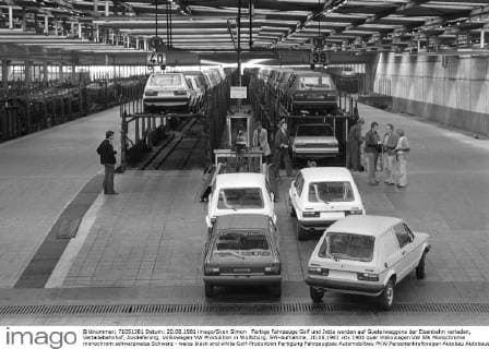 Fertige Fahrzeuge Golf und Jetta werden auf Gueterwaggons der Eisenbahn verladen, Verladebahnhof, Auslieferung, Volkswagen VW Produktion in Wolfsburg, SW-Aufnahme, 20.08.1981