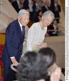 Japanisches Kaiserpaar besucht Konzert der Berliner Philharmoniker in Tokio Japanese imperial couple attend Berlin Philharmonic concert Emperor Akihito (L) and Empress Michiko are applauded by the audience as they arrive at a concert by the Berlin Philharmonic in Tokyo on the night of May 13, 2016. (Pool photo) 
