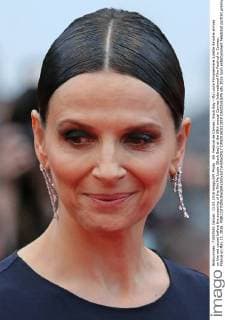 69. Festival de Cannes: Slack Bay - Ma Loute Filmpremiere Juliette Binoche arrives on the red carpet before the screening of the film Ma Loute (Slack Bay) at the 69th annual Cannes International Film Festival in Cannes, France on May 13, 2016.  CAN20160513819 DAVIDxSILPA
