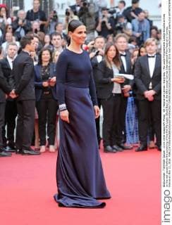69. Festival de Cannes: Slack Bay - Ma Loute Filmpremiere Juliette Binoche arrives on the red carpet before the screening of the film Ma Loute (Slack Bay) at the 69th annual Cannes International Film Festival in Cannes, France on May 13, 2016.  CAN20160513820 DAVIDxSILPA