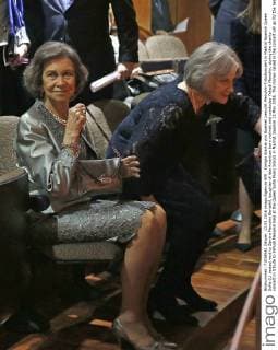 Königin Sophia von Spanien besucht Menuhin-Tributkonzert in Madrid Spanish Queen Sofia (L) seated next to Zamira Menuhin Bentahll, daughter of late American born violinist and conductor Yehudi Menuhin, during the charity concert in tribute to Yehudi Menuhin held at the Queen Sofia Music School in Madrid, Spainm 13 May 2016. The money raised in the concert will go for the health care of the refugees arrived to Greece. Queen Sofia chairs a charity concert for the refugees in Greece !ACHTUNG: NUR REDAKTIONELLE NUTZUNG!  GRA511 20160513-635987696144766957