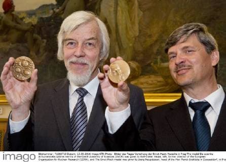 Bilder des Tages Verleihung der Ernst-Mach-Medaille in Prag The medal De scientia at humanitate optime meritis of the Czech Academy of Sciences (AVCR) was given to Rolf-Dieter Heuer, left, former director of the European Organization for Nuclear Research (CERN), and The Ernst Mach medal was given to Joerg Neugebauer, head of the Max Planck Institute in Duesseldorf, in Prague, Czech Republic, on Friday, May 13, 2016. (CTKxPhoto VitxSimanek) CTKPhotoP201605130423301  VIS 003
