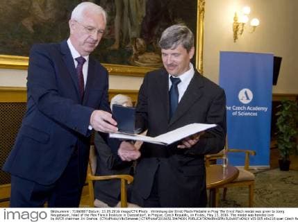 Verleihung der Ernst-Mach-Medaille in Prag The Ernst Mach medal was given to Joerg Neugebauer, head of the Max Planck Institute in Duesseldorf, in Prague, Czech Republic, on Friday, May 13, 2016. The medal was handed over by AVCR chairman Jiri Drahos. (CTKxPhoto VitxSimanek) CTKPhotoP201605130474001  VIS 005