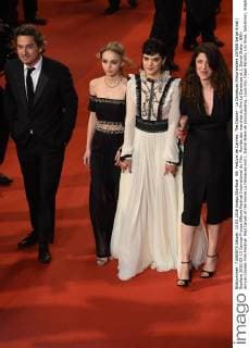 69. Festival de Cannes: The Dancer - La Danseuse Filmpremiere 207600 Serge Arnal Starface 2016-05-13 Cannes France 69ème Festival International du Film. Montée des marches du film La Danseuse et I, Daniel Blake . 69th Annual Cannes Film Festival. Red Carpet of the movie La Danseuse and I, Daniel Blake de Lencquesaing, Louis-Do; Depp-Paradis, Lily Rose; Sokolinski, Stéphanie ( SoKo )  Copyright: xSergexArnalx xStarfacex STAR_207600_005
