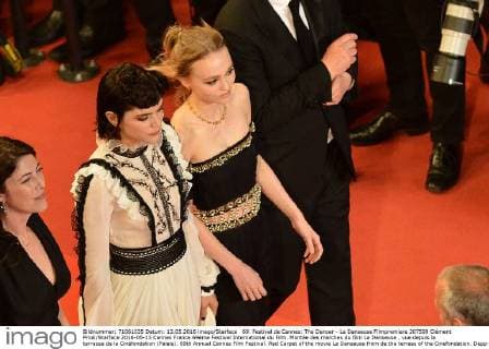 69. Festival de Cannes: The Dancer - La Danseuse Filmpremiere 207599 Clément Prioli Starface 2016-05-13 Cannes France 69ème Festival International du Film. Montée des marches du film La Danseuse , vue depuis la terrasse de la Cinéfondation (Palais). 69th Annual Cannes Film Festival. Red Carpet of the movie La Danseuse from de the terrass of the Cinefondation. Depp-Paradis, Lily Rose; Sokolinski, Stéphanie ( SoKo )  Copyright: xClémentxPriolix STAR_207599_005